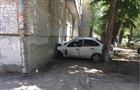 В Самаре водитель легковушки врезался в стену дома
