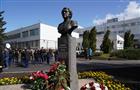 Дмитрий Азаров открыл в Самаре памятник Елене Шпаковой