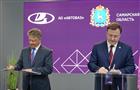 Губернатор Дмитрий Азаров и президент АвтоВАЗа Максим Соколов в рамках ПМЭФ подписали соглашение о сотрудничестве