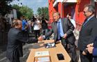 Жители аварийного дома в Волжском получили ключи от новых квартир