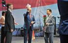 Иосиф Кобзон и Николай Меркушкин вручили российские паспорта переселенцам из Донецка