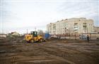 Юрий Берг проверил ход благоустройства парка Горняков в Соль-Илецке