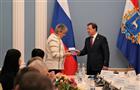 Дмитрий Азаров вручил паспорта граждан России вынужденным переселенцам Донбасса