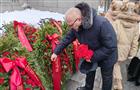 Александр Соколов в честь 80-летия снятия блокады Ленинграда возложил цветы на Пискаревском кладбище