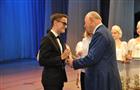 Губернатор в Тольятти вручил золотые медали "За особые успехи в учении".