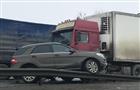 Под Самарой внедорожник Mercedes 4matik повис на отбойнике после удара грузовика