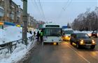 Стоявший на дороге мужчина попал под троллейбус