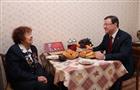 Дмитрий Азаров вручил медаль 75-летия Победы узнице концлагеря Людмиле Ковалевой