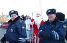 Дедушка Мороз и Снегурочка вместе с инспекторами ГАИ поздравили водителей с наступающими праздниками