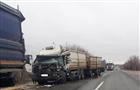На Обводной дороге Самары столкнулись две фуры, пострадал водитель
