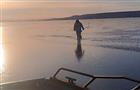 Спасатели эвакуировали тольяттинского рыбака с отколовшейся льдины