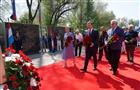 "Гордость за славную малую родину": Дмитрий Азаров с земляками почтил память героев труда Куйбышевской-Самарской области
