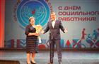 Губернатор Дмитрий Азаров наградил лучших специалистов социальных служб 