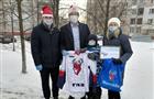 Глеб Никитин подарил аэрохоккей 7-летнему Михаилу Шлоссеру — участнику акции "Елка желаний" 