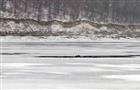 Снегоход с рыбаками провалился в промоину на Волге