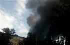 На ул. Профильной в Самаре горит 800 кв. м крыши склада