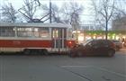 В Самаре у ТЦ "Аврора" легковушка врезалась в трамвай