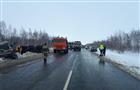 В Большеглущицком районе водитель иномарки вытолкнул "Ниву" под КамАЗ, один человек погиб