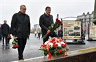 Дмитрий Азаров возложили цветы к знаку "Памяти Парада 7 ноября 1941 года"
