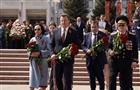 В День Победы Дмитрий Азаров возложил цветы к горельефу «Скорбящей Матери-Родине»