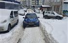 В Самаре пешеход поскользнулся в нечищеном дворе и упал под машину
