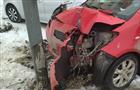 Под Самарой женщина на Toyota врезалась в столб, уходя от столкновения 