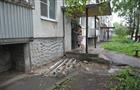 В п. Управленческий на 10-летнюю девочку упала бетонная глыба подъездного козырька