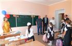 Олег Мельниченко проверил качество ремонта школы в селе Колдаис Шемышейского района