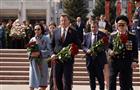 В День Победы Дмитрий Азаров возложил цветы к горельефу "Скорбящей Матери-Родине"