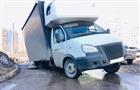 Возле ТЦ "Gold" в Самаре "Газель" провалилась задним колесом под асфальт