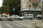 Тольяттинское эко-такси столкнулось на перекрестке с Lada Priora