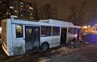 Самарский автобус врезался в столб из-за создавшей помеху машины