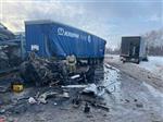 Один человек погиб и один пострадал при массовом ДТП с грузовиками под Сызранью
