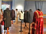 Сцены городской жизни: новая выставка в городе Самара демонстрирует предметы одежды 19-го и 20-го веков