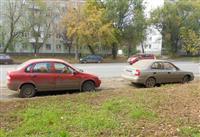 На ул. XXII Партсъезда неизвестные разрисовали припаркованные машины оранжевой краской