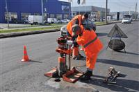 Эксперты проверяют качество ремонта дороги на Южном шоссе