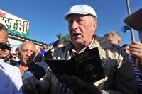 Владимир Жириновский раздавал самарцам деньги и арбузы