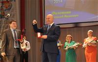 Николай Меркушкин вручил лучшему учителю региона Алексею Фоломкину ключи от "Лады Калины"