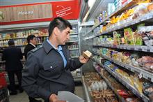 С прилавков самарских супермаркетов изымают небезопасные продукты