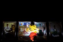 Танцор на фоне картин художницы Фриды Кало во время спектакля.