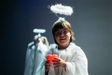 Девочка из «Театра без границ» держит в руках светящийся фонарик-сердце