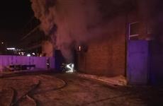 В Тольятти тушат крупный пожар в цехе по производству мебели