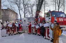 Деды Морозы спустились с крыши, чтобы поздравить маленьких пациентов клиник СамГМУ
