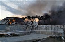 В Кинеле при помощи двух пожарных поездов тушат полыхающий ангар