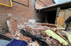 В Самаре на ул. Молодогвардейской кирпичная стена рухнула на припаркованный во дворе автомобиль