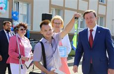 Дмитрий Азаров вручил ключи от квартир детям-сиротам