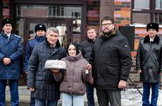 Олег Николаев вручил ключи от новых квартир детям-сиротам