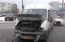 В Тольятти пассажирский микроавтобус столкнулся с легковушкой