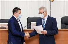 Губернатор вручил жилищные сертификаты молодым семьям из Пензы