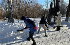 В Самаре волонтеры очистили от снега территорию памятника "Жителям блокадного Ленинграда" 
